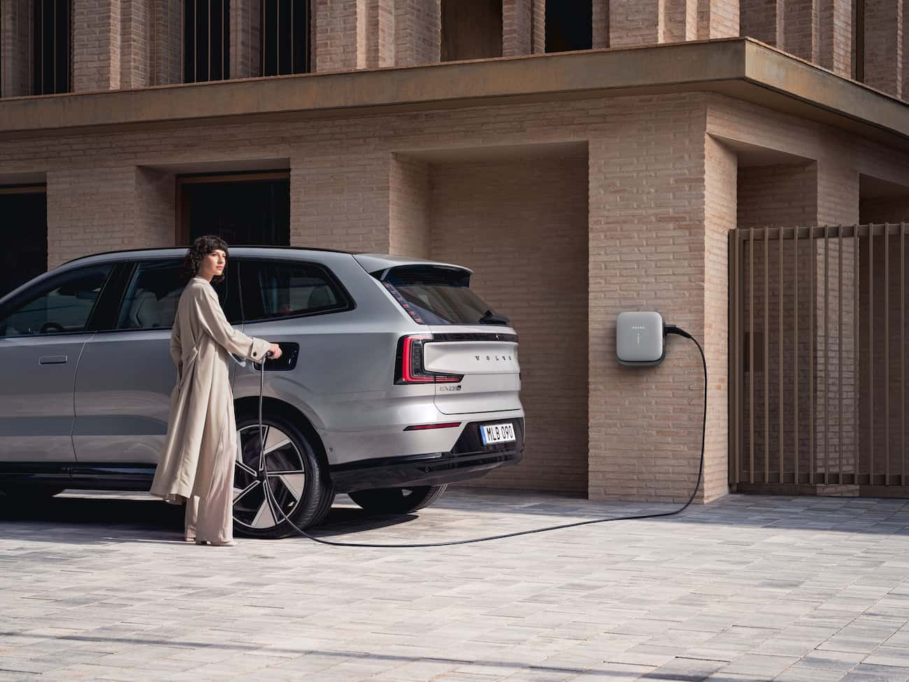 Volvo EX90 aan een snellaadstation
